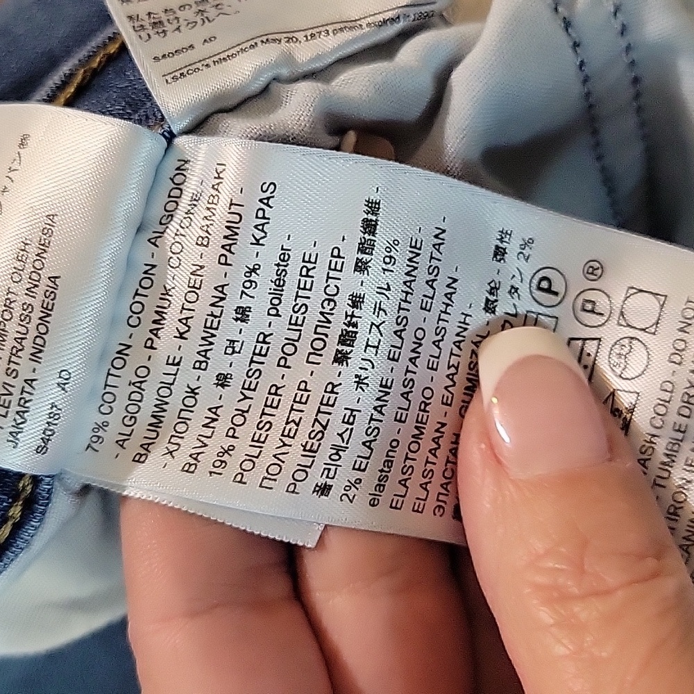 LEVI'S CLASSIC CAPRI JEANS - Picture 9 of 11